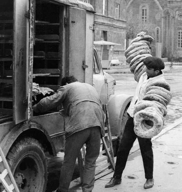 列寧納坎麵包店的工人從麵包車上卸下新鮮的大餅。1968年。 - 俄羅斯衛星通訊社