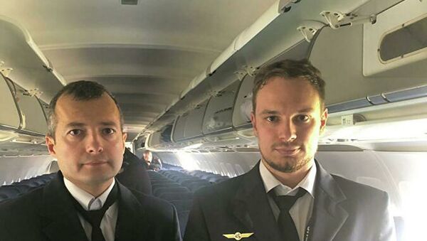 乌拉尔航空公司A321客机机长达米尔·尤苏波夫（左）和副驾驶格奥尔基∙穆尔济（右） - 俄罗斯卫星通讯社