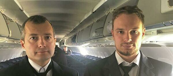 乌拉尔航空公司A321客机机长达米尔·尤苏波夫（左）和副驾驶格奥尔基∙穆尔济（右） - 俄罗斯卫星通讯社