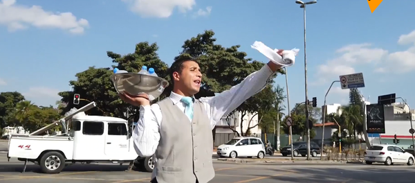 巴西街头卖水的网红小哥 - 俄罗斯卫星通讯社