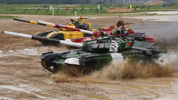 中国空降兵参赛队学习俄罗斯战车驾驶技术 - 俄罗斯卫星通讯社