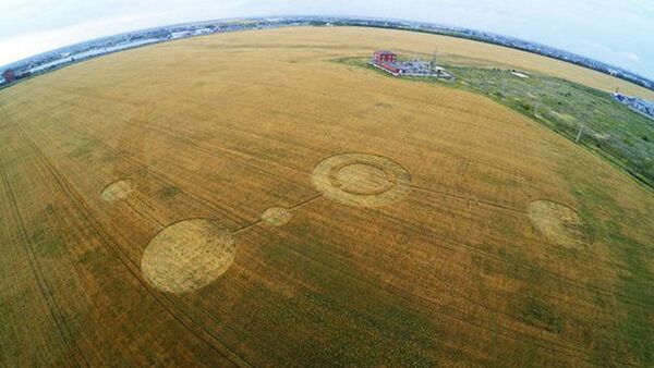 科學家堅信，不時出現在世界各地田地裡的圓形、橢圓形和三角形怪圈，不是外星人造訪過的痕跡。從現代科學的角度解釋，大多數怪圈是地球的產物。 - 俄羅斯衛星通訊社