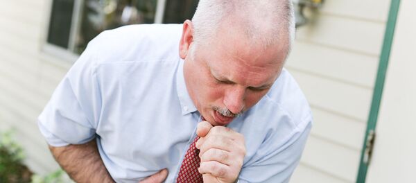 Мужчина во время кашля  - 俄罗斯卫星通讯社