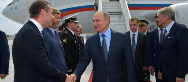 普京抵达马赛，从那里启程会晤法国总统马克龙 - 俄罗斯卫星通讯社