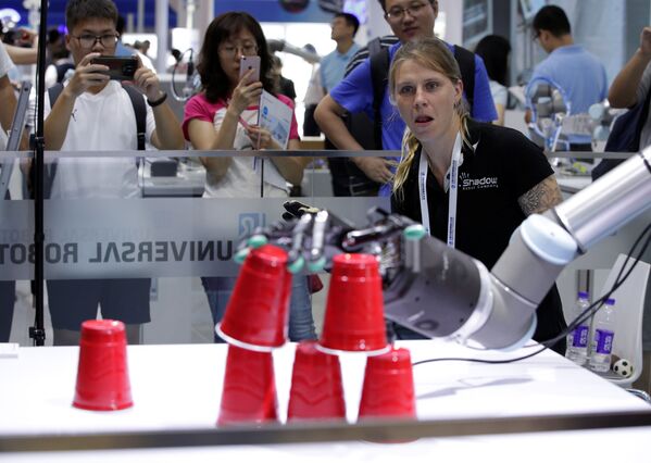 2019世界机器人大会上工程师借助遥控系统放置塑料杯。 - 俄罗斯卫星通讯社