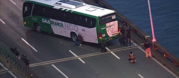 不明男子在巴西里约热内卢桥上劫持大巴 - 俄罗斯卫星通讯社