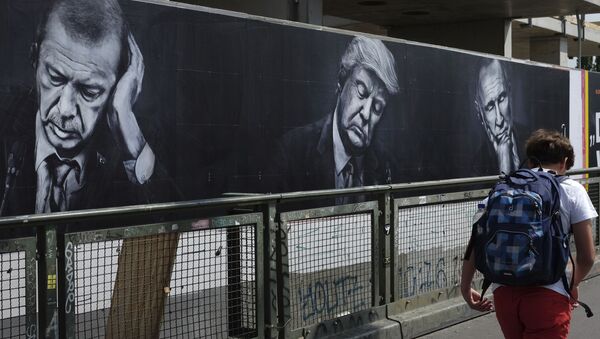 Постеры с изображением Дональда Трампа и Владимира Путина в Берлине - 俄羅斯衛星通訊社