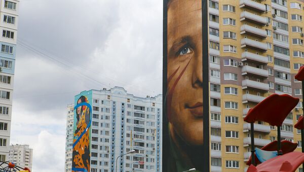 高层住宅外墙上的隐藏密码：世界街头艺术家的涂鸦作品令莫斯科郊区住宅小区大变样 - 俄罗斯卫星通讯社