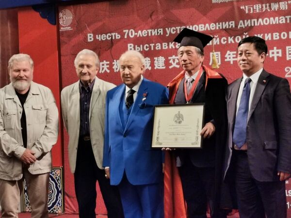 中国写意油画学派俄罗斯写生交流展在莫斯科文化中心开幕式上宣布授予中国美术家协会主席，中央美术学院院长范迪安俄罗斯美术学院荣誉院士的称号，此外还授予他俄罗斯艺术家联盟的金牌  - 俄罗斯卫星通讯社