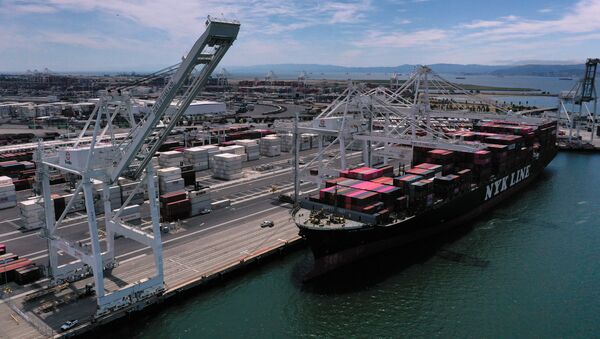 Грузовое судно в порту Окленда, Калифорния - 俄罗斯卫星通讯社