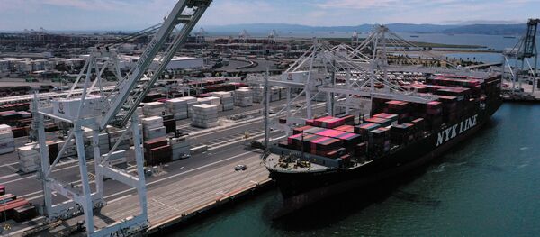 Грузовое судно в порту Окленда, Калифорния Грузовое судно в порту Окленда, Калифорния - 俄罗斯卫星通讯社