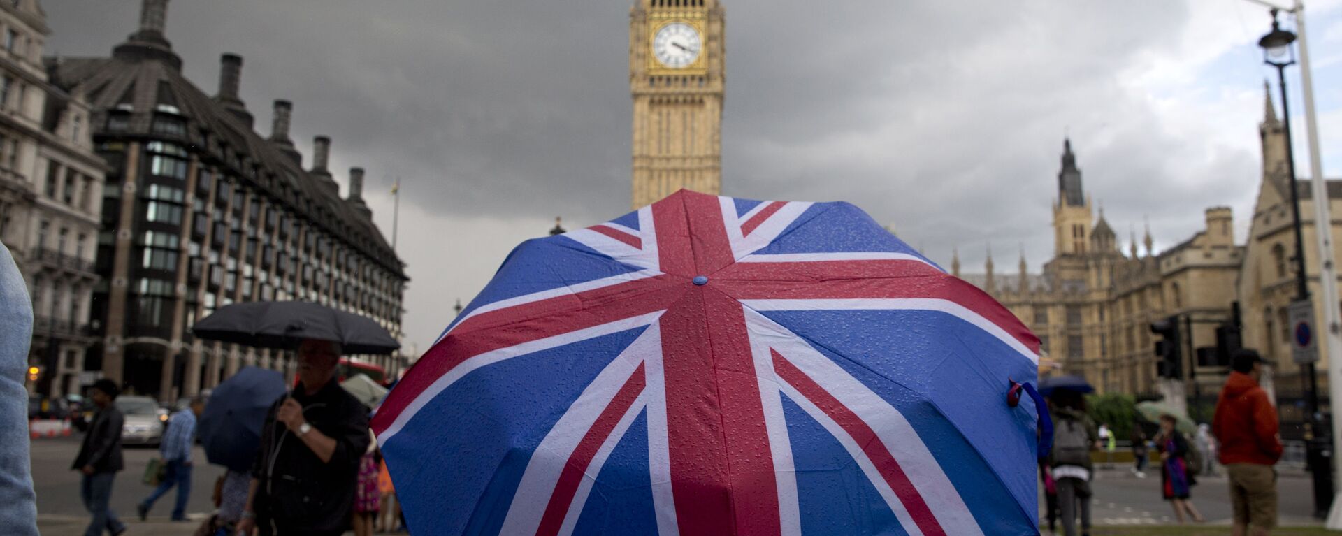 Пешеход с зонтом в цветах британского флага в Лондоне - 俄羅斯衛星通訊社, 1920, 26.09.2021