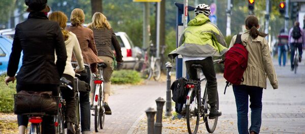 Пешеходы и велосипедисты в Берлине Пешеходы и велосипедисты в Берлине - 俄罗斯卫星通讯社