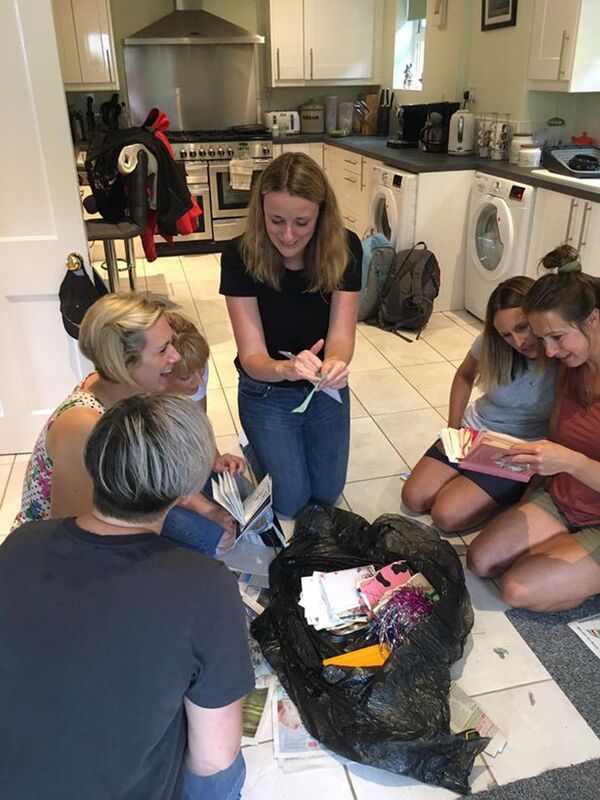 英國6名閨蜜挖出22年前時間膠囊 被自己的神預言驚到 - 俄羅斯衛星通訊社