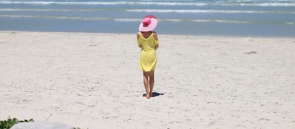 一对夫妻偷运40公斤撒丁岛海滩砂石 或将面临6年牢狱之灾 - 俄罗斯卫星通讯社