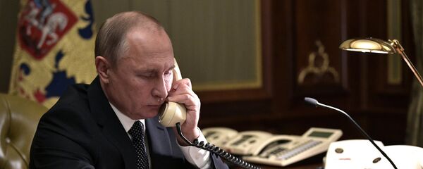 Президент РФ Владимир Путин во время телефонного разговора Президент РФ Владимир Путин во время телефонного разговора - 俄羅斯衛星通訊社