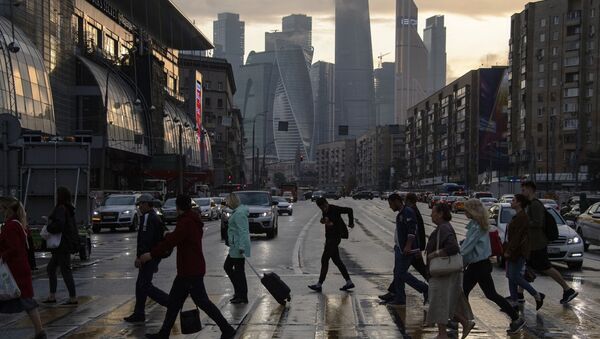 Пешеходы переходят Большую Дорогомиловскую улицу в Москве во время дождя - 俄罗斯卫星通讯社