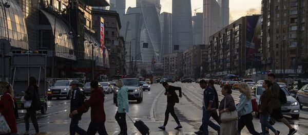 Пешеходы переходят Большую Дорогомиловскую улицу в Москве во время дождя - 俄罗斯卫星通讯社