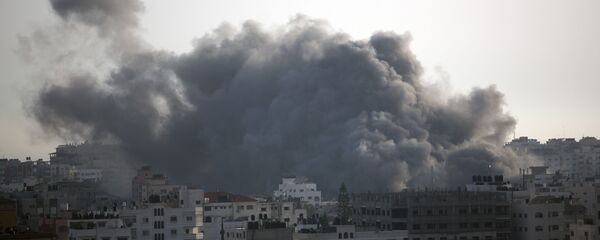 Черный дым, вызванный израильским авиаударом, поднимается над домами в городе Газа Черный дым, вызванный израильским авиаударом, поднимается над домами в городе Газа - 俄羅斯衛星通訊社