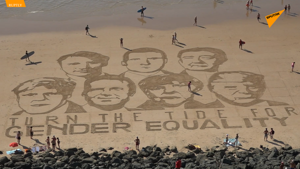 法国抗议者装扮成 G7领导人海滩示威 - 俄罗斯卫星通讯社