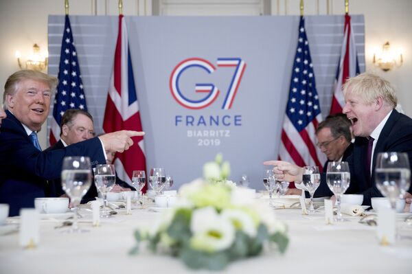 美國總統特朗普與英國首相約翰遜在比亞里茨G7峰會上會談 - 俄羅斯衛星通訊社