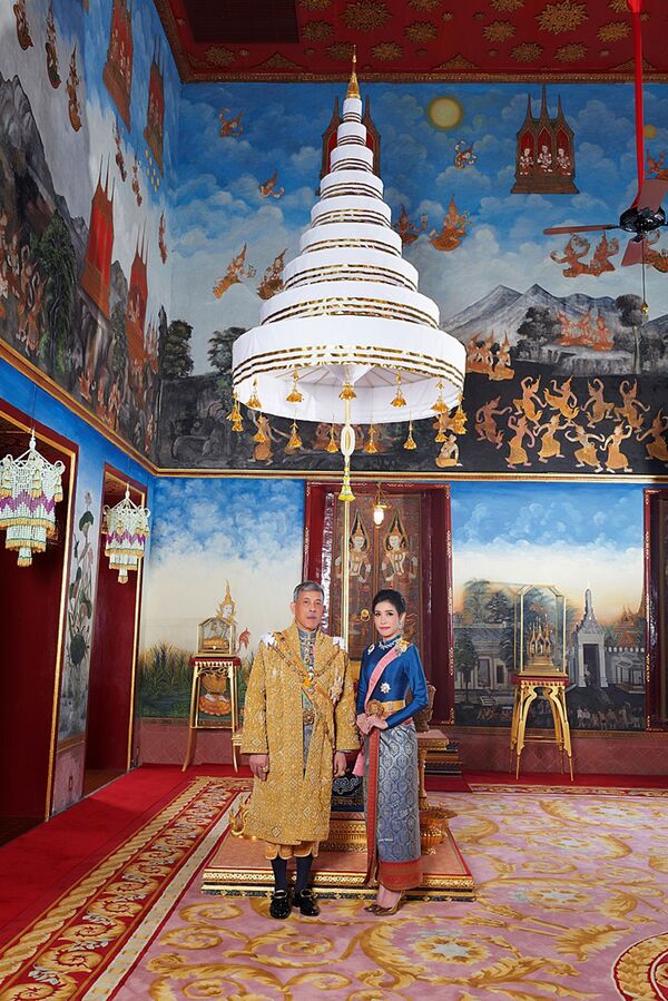 泰國國王瑪哈·哇集拉隆功妻子的罕見鏡頭 - 俄羅斯衛星通訊社