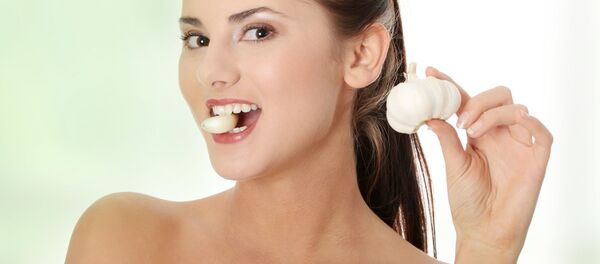 英国反对用大蒜和氯漂白剂消除冠状病毒的错误建议 - 俄罗斯卫星通讯社