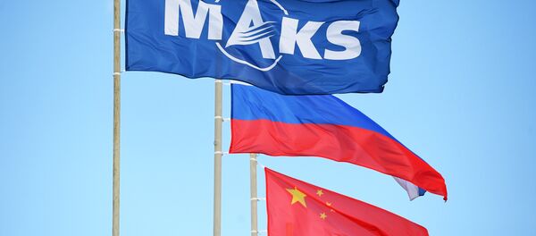 Государственные флаги России и Китая и флаг Международного авиационно-космического салона МАКС-2019 в подмосковном Жуковском. - 俄羅斯衛星通訊社