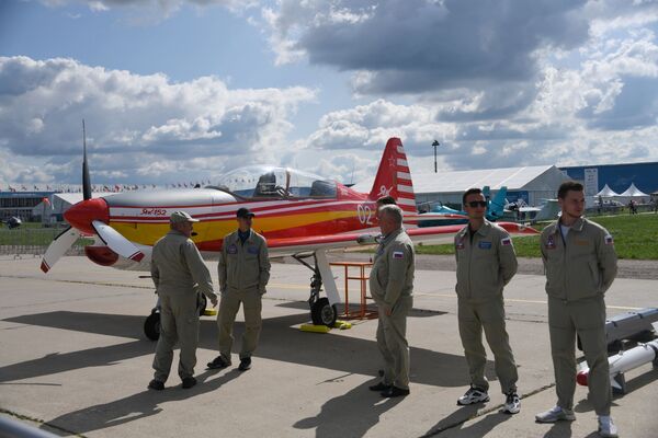 在莫斯科郊外的茹科夫斯基举行的国际航展上的“雅克-152”训练机旁的飞行员。 - 俄罗斯卫星通讯社