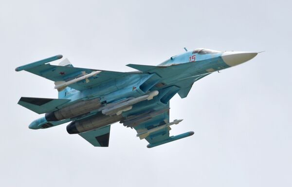 俄罗斯多用途战斗-轰炸机苏-34在“MAKS-2019”航展上完成示范飞行。 - 俄罗斯卫星通讯社
