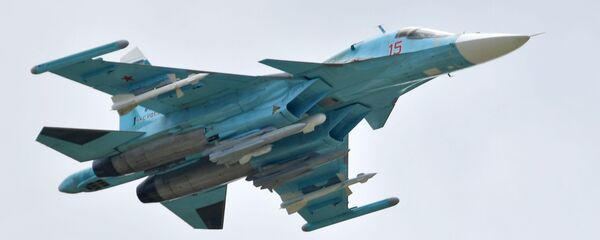 Российский многоцелевой истребитель-бомбардировщик Су-34 выполняет демонстрационный полет на авиасалоне МАКС-2019 - 俄罗斯卫星通讯社