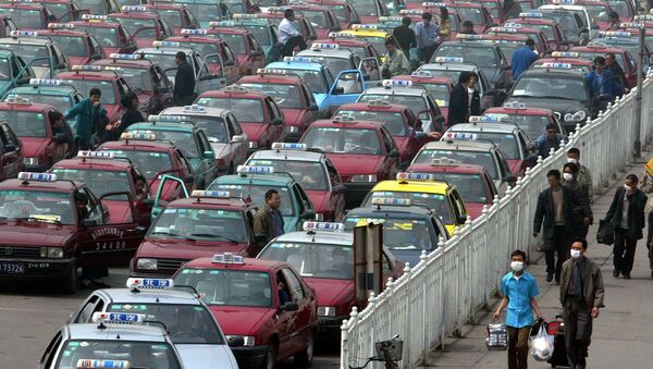 北京公開銷毀180輛依法查沒的“克隆出租車” - 俄羅斯衛星通訊社