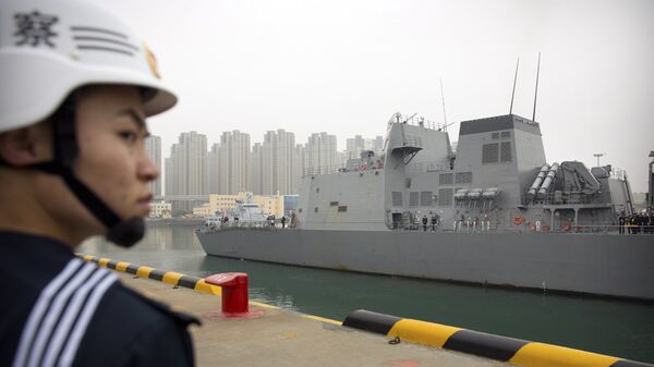 A Chinese military officer stands guard as the Japanese destroyer Suzutsuki docks at a port in Qingdao in eastern China's Shandong Province - 俄罗斯卫星通讯社