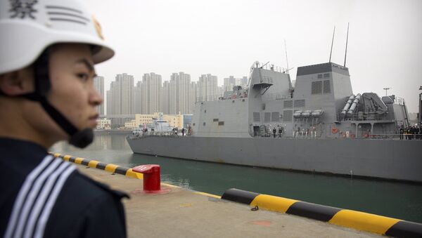 A Chinese military officer stands guard as the Japanese destroyer Suzutsuki docks at a port in Qingdao in eastern China's Shandong Province - 俄罗斯卫星通讯社