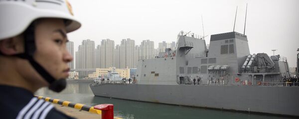 A Chinese military officer stands guard as the Japanese destroyer Suzutsuki docks at a port in Qingdao in eastern China's Shandong Province - 俄罗斯卫星通讯社