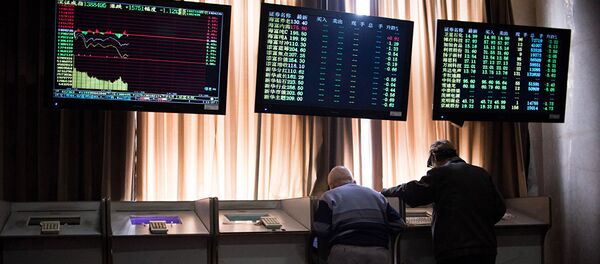 Chinese investors look at prices of shares and the Shanghai Composite Index at a stock brokerage house - 俄罗斯卫星通讯社