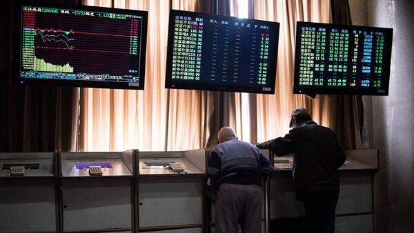 Chinese investors look at prices of shares and the Shanghai Composite Index at a stock brokerage house - 俄罗斯卫星通讯社