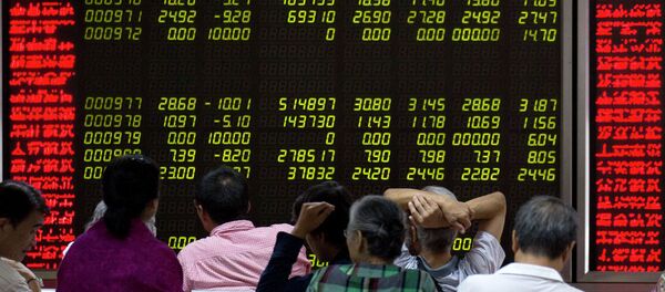 Investors monitor stock prices at a brokerage in Beijing - 俄罗斯卫星通讯社