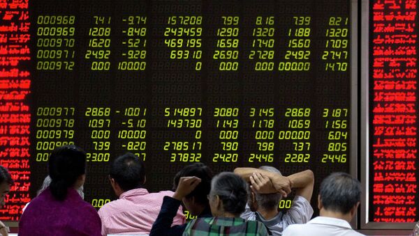 Investors monitor stock prices at a brokerage in Beijing - 俄羅斯衛星通訊社