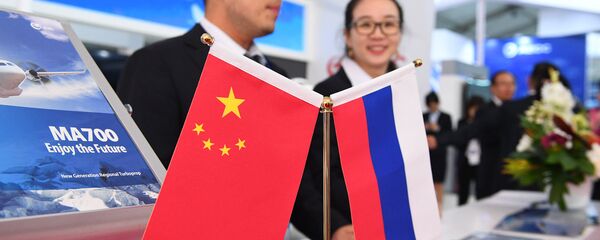 Флаги Китая и России на ресепшне павильона страны-партнера на МАКС-2019 - 俄罗斯卫星通讯社