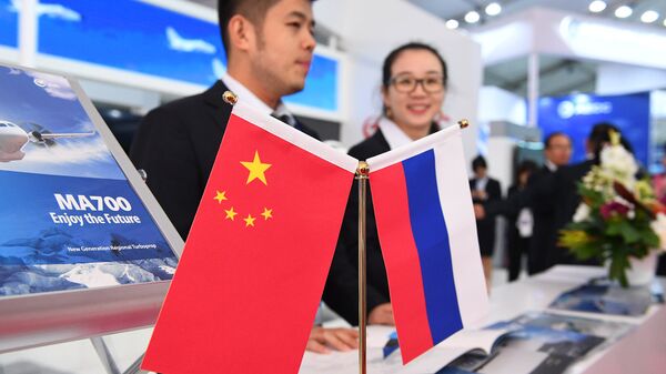Флаги Китая и России на ресепшне павильона страны-партнера на МАКС-2019 - 俄罗斯卫星通讯社