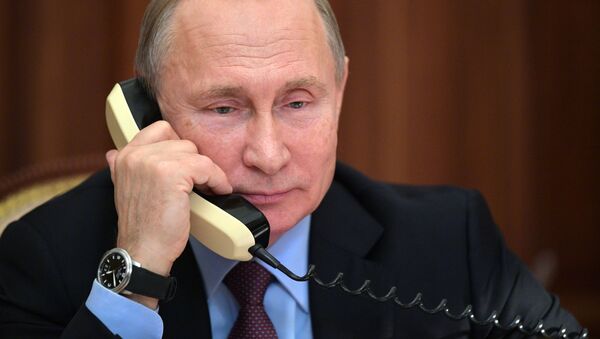 Президент РФ Владимир Путин во время разговора по телефону - 俄羅斯衛星通訊社