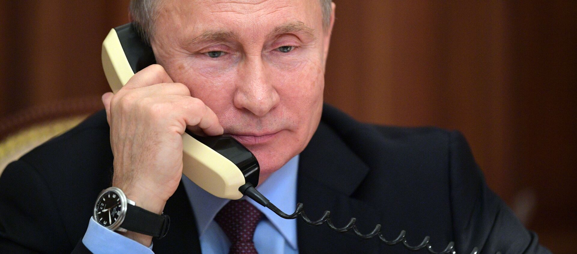 Президент РФ Владимир Путин во время разговора по телефону  - 俄羅斯衛星通訊社, 1920, 25.05.2021