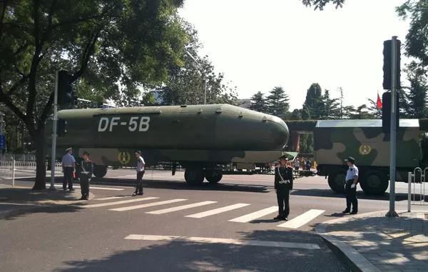 Military vehicles carry DF-5B - 俄罗斯卫星通讯社