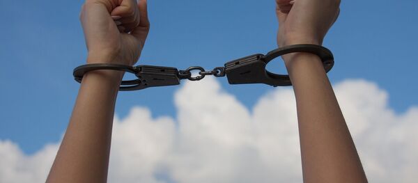 Женские руки в наручниках - 俄罗斯卫星通讯社