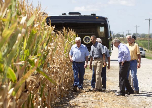 美國總統奧巴馬和時任農業部長威爾薩克在愛荷華州密蘇里谷的麥金托什農場查看遭遇旱災毀壞的玉米，2012年。 - 俄羅斯衛星通訊社
