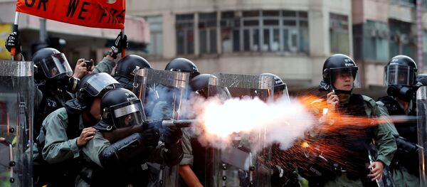 香港警方用水炮车和橡胶子弹驱赶示威者 香港警方用水炮车和橡胶子弹驱赶示威者 - 俄罗斯卫星通讯社