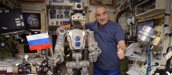 Робот Федор и космонавт Александр Скворцов на МКС - 俄羅斯衛星通訊社