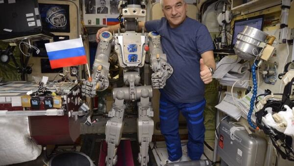 机器人费奥多尔在国际空间站打开钻孔机并用毛巾擦手 - 俄罗斯卫星通讯社