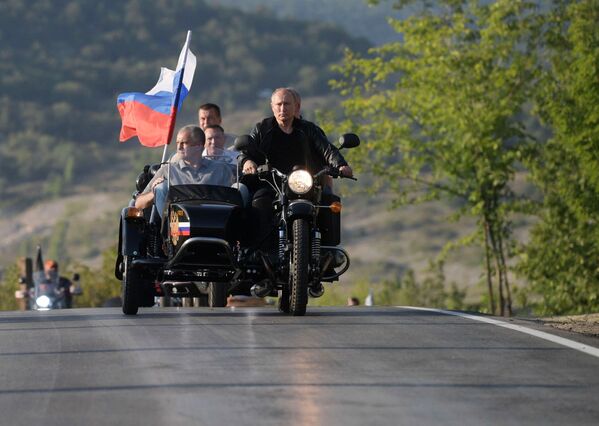 俄罗斯总统普京骑“乌拉尔”摩托车在塞瓦斯托波尔参加“巴比伦之影”国际自行车展览会 - 俄罗斯卫星通讯社